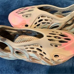 Adidas Yeezy Foam Runner
RNNR MX Sand GreyGY3969 - Size 10